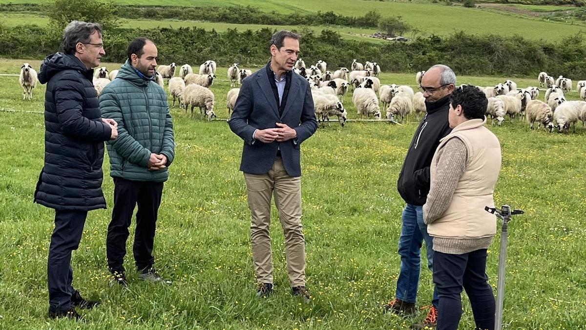 Ángel Gómez, en el centro, visita a una explotación de la comunidad.