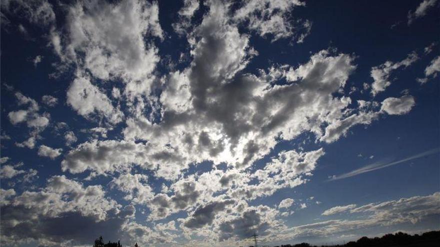 Cielo nuboso con precipitaciones ocasionales y cota de nieve bajando a 1.400