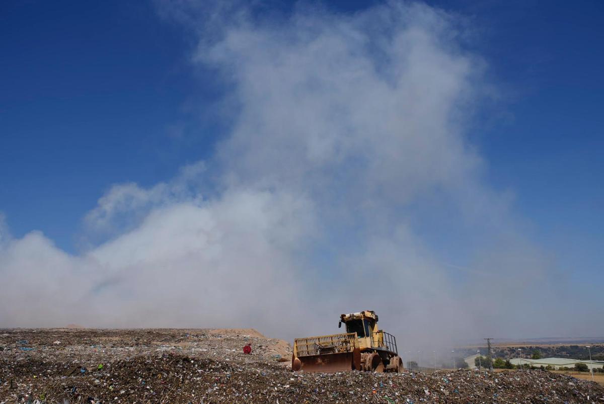 Un bulldozer trabaja sobre el terreno.