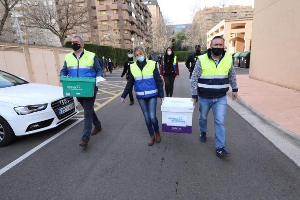 Llegada de las vacunas contra el covid a la residencia Romareda