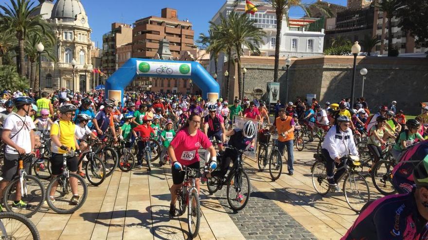 Los participantes abandonan la plaza del Ayuntamiento.