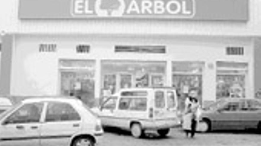 La cadena de supermercados El Árbol vende establecimientos para mantener el empleo