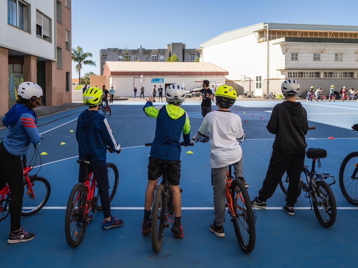 Un grupo de niños en un taller de bicis escolar.