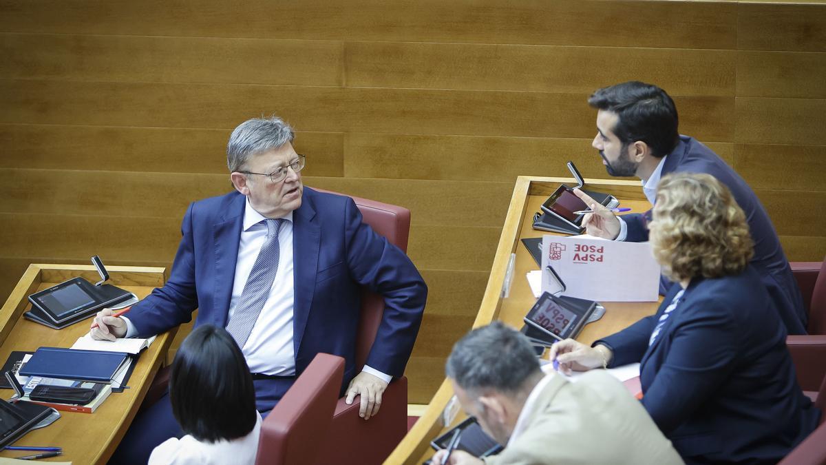 Ximo Puig habla con José Muñoz en las Corts.