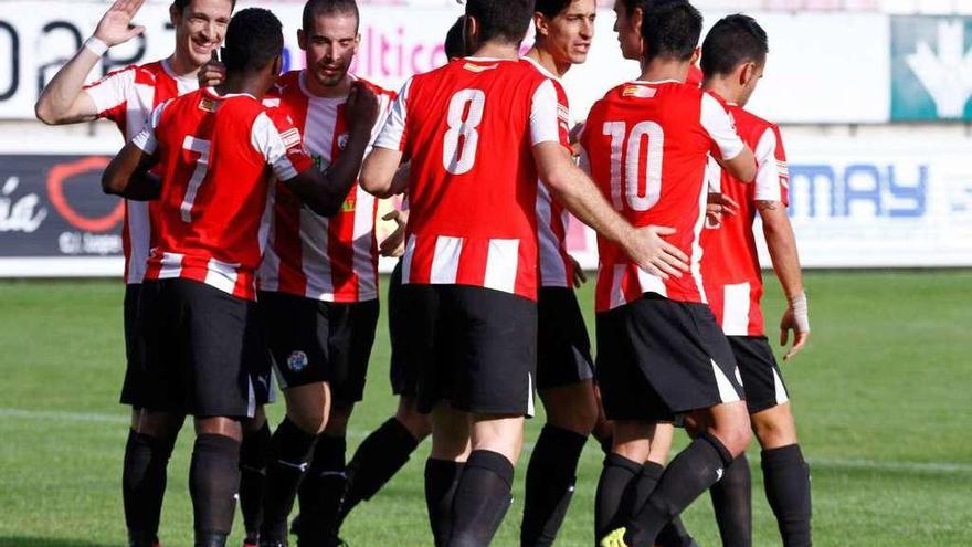 Varios jugadores celebran un gol ante el Tordesillas, en el partido de ida.