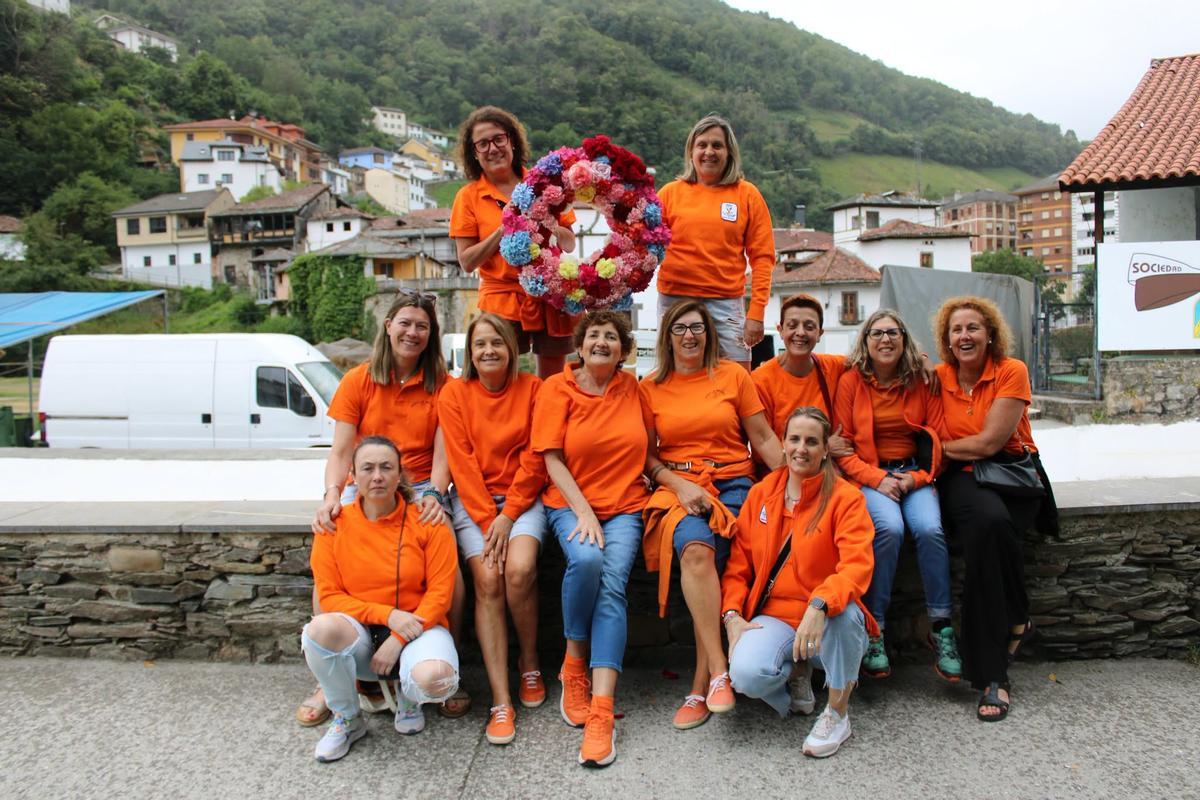 El grupo de mujeres, de la Peña La Mecha, que 'robó' las flores para hacer la corona.