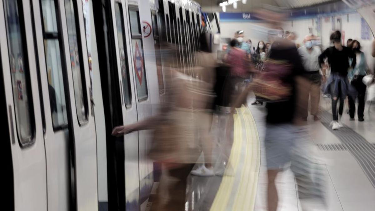 Archivo - Pasajeros en el andén de la estación de metro de Sol