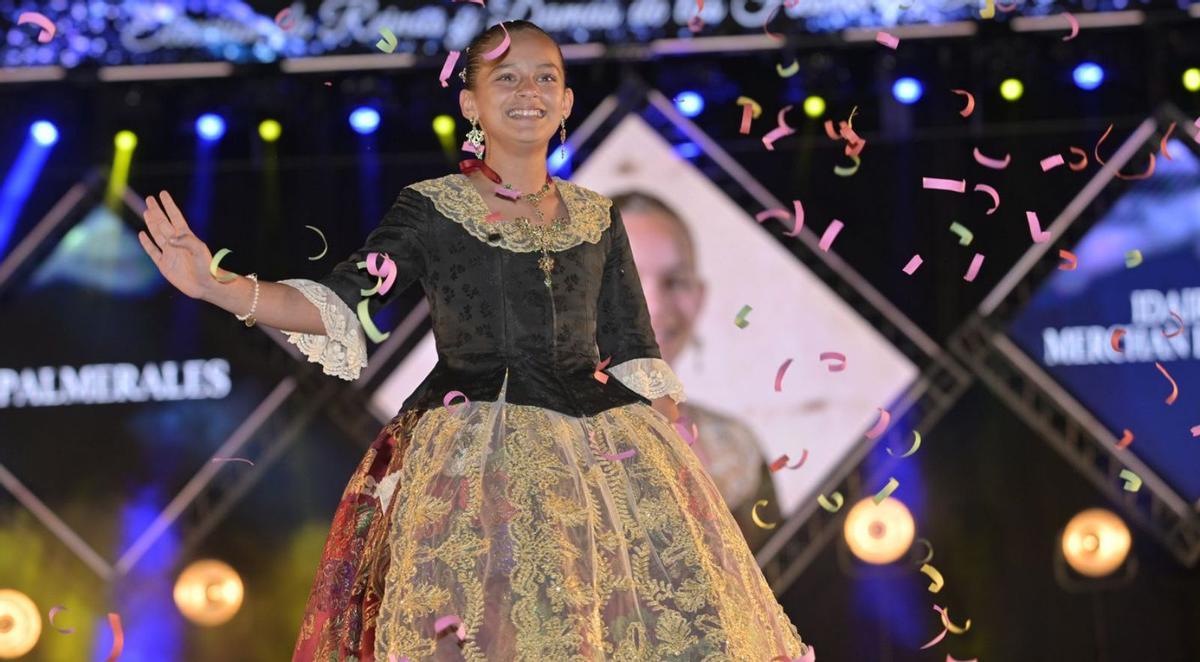 Idaira Merchan, la Reina Infantil electa, emocionada tras descubrirse su nombre anoche.  | MATÍAS SEGARRA