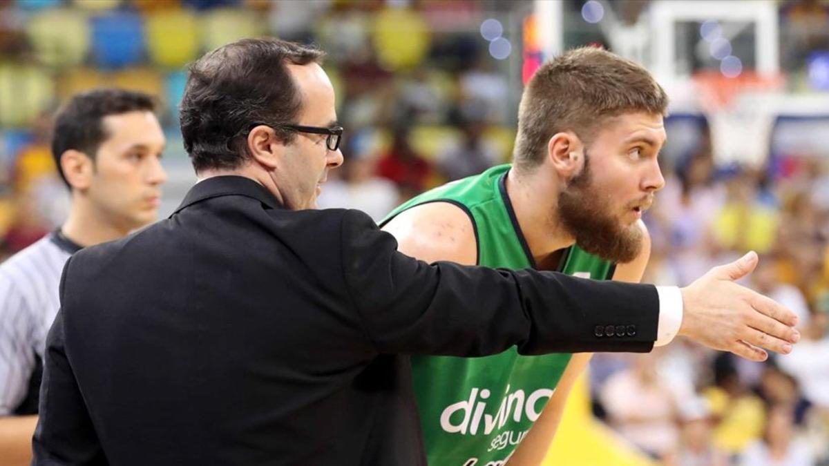 Ocampo dando instrucciones a uno de sus jugadores