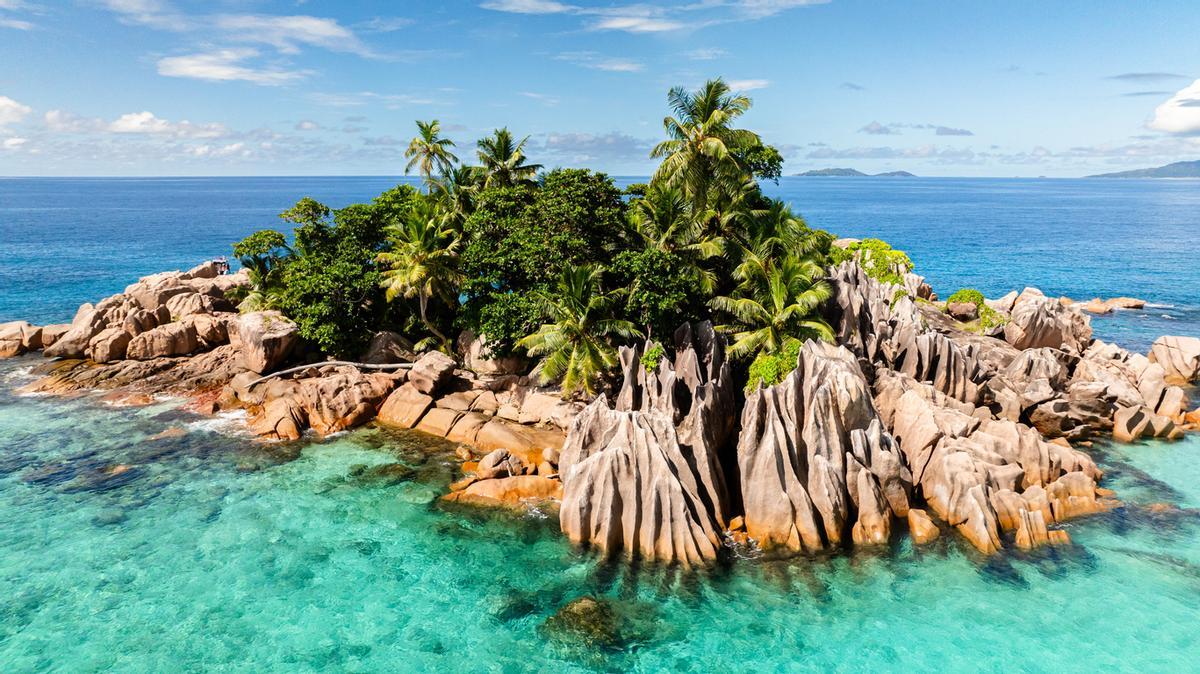 Navegar por las islas rocosas desde Praslin (Seychelles) es la mejor forma de explorar formaciones graníticas únicas, Parques Marinos y santuarios de tortugas gigantes.