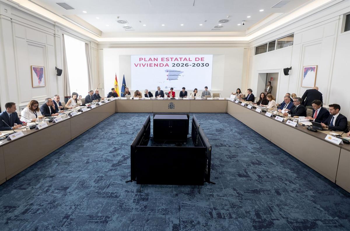 21/05/2026 La ministra de Vivienda y Agenda Urbana, Isabel Rodríguez (c), durante la reunión de la Conferencia Sectorial de Vivienda y Agenda Urbana, en la sede del Ministerio, a 21 de mayo de 2026, en Madrid (España). La reunión tiene como orden del día la aprobación de los criterios de distribución de los 7.000 millones de euros de presupuesto del Plan Estatal de Vivienda 2026-2030. ECONOMIA Alberto Ortega - Europa Press