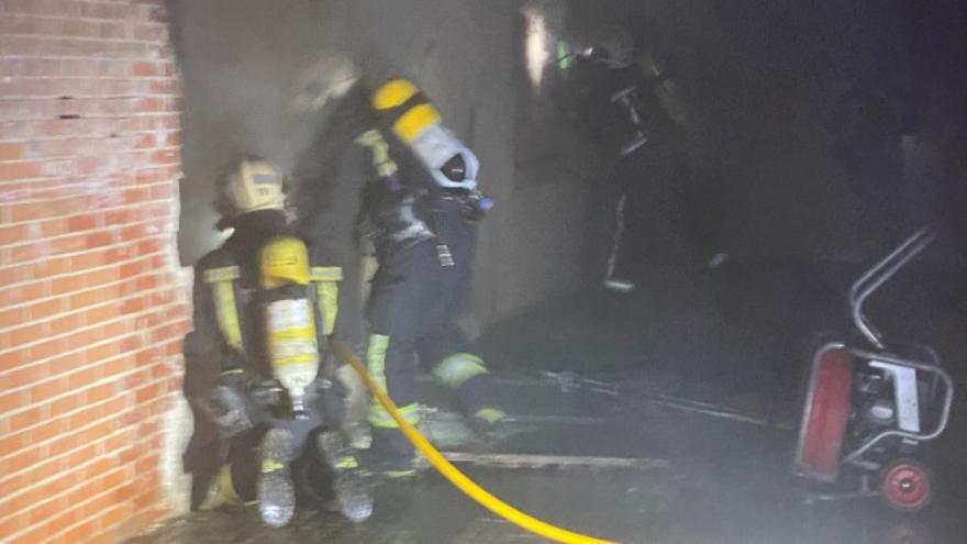 Actuación de los bomberos en el incendio de esta madrugada en Las Palmeras.