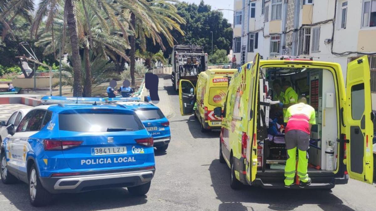 Dos operarios de limpieza heridos al caerles encima un objeto pesado en Las Palmas de Gran Canaria