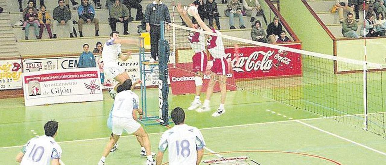 Un partido de voleibol en el pabellón de La Arena a mediados de los años noventa. | Marcos León