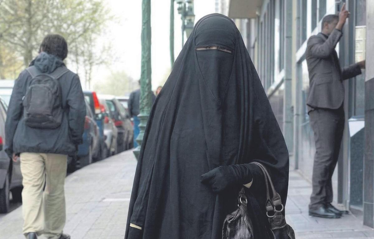 Archivbild einer Frau mit Burka.