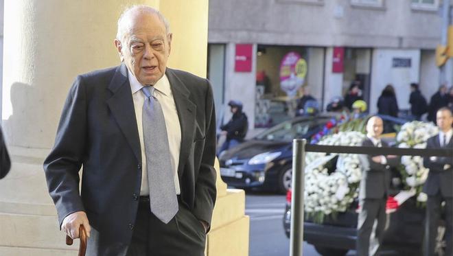 El expresident de la Generalitat, Jordi Pujol, a su llegada al funeral