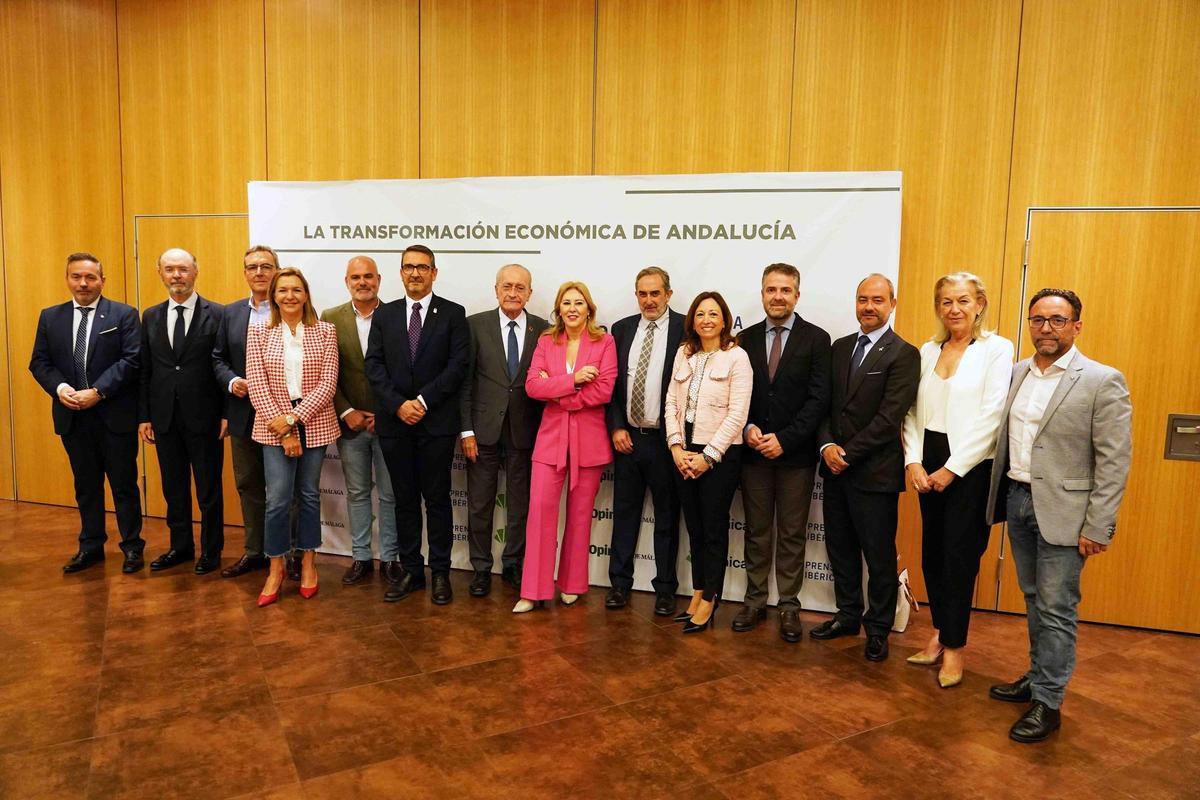 Autoridades, miembros de La opinión de Málaga y representantes institucionales, en el photocall del evento