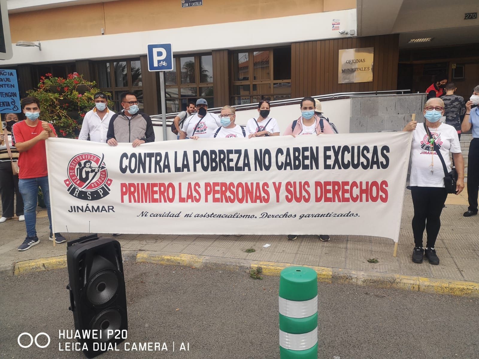 Concentración de vecinos de Jinámar ante las oficinas municipales de Las Palmas de Gran Canaria