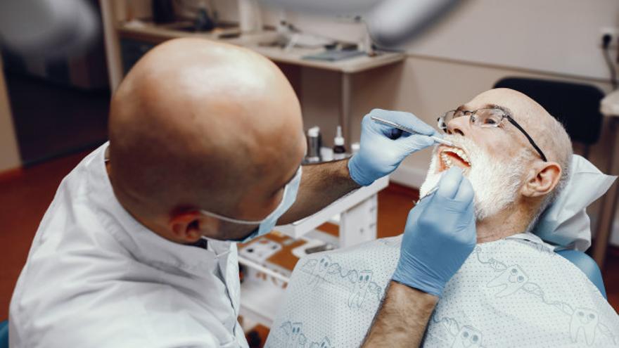 Las visitas periódicas al dentista son fundamentales sobre todo para las personas de la tercera edad
