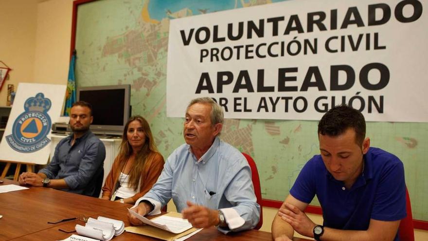 Bernardo Canga, segundo por la derecha, con voluntarios de Protección Civil.