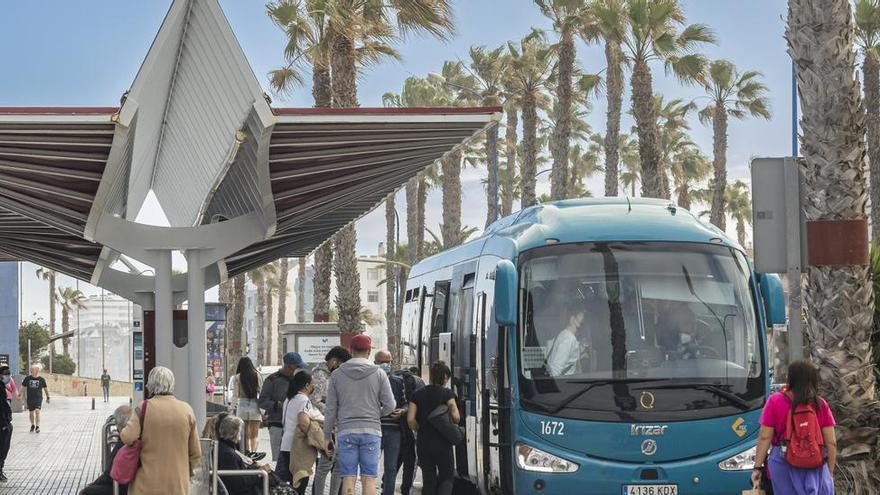 El número de viajes mínimo para usar gratis la guagua en Canarias será de 15 al mes