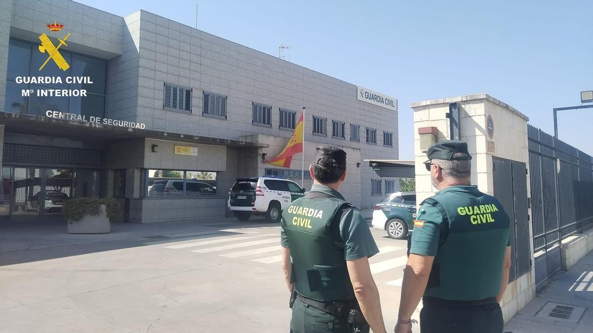 Los guardias civiles que salvaron la vida a un hombre en La Rinconada.
