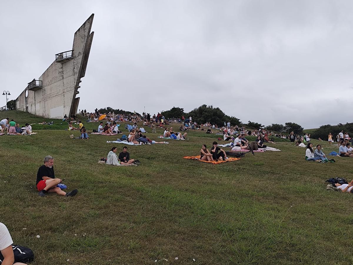 Gijón vive el eclipse entre reencuentros y la ilusión de “sentir” el fenómeno