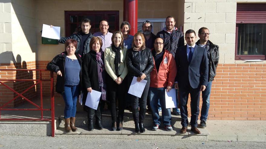 Efrén Fernández y Berna de Miguel entregan los diplomas a los alumnos del programa &quot;Cerro de la Cruz&quot; en Roales del Pan.