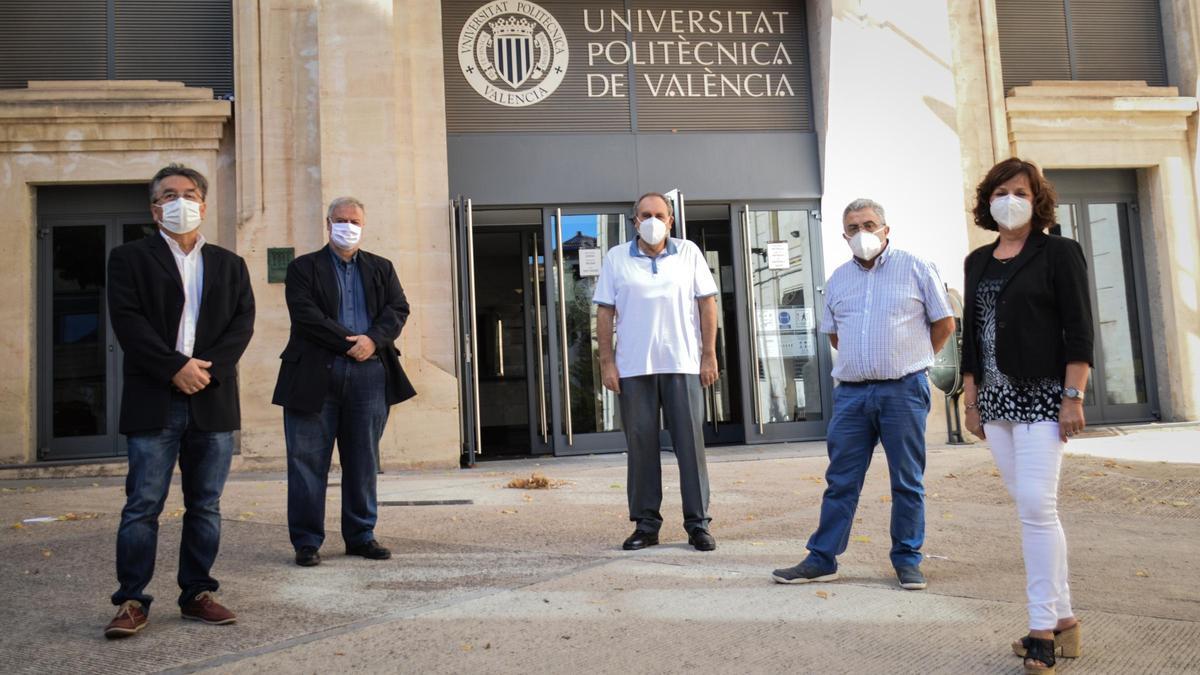 Los cinco galardonados posan frente a la puerta del campus de Alcoy de la Universitat Politècnica de València.