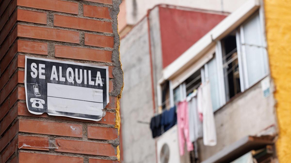 Un cartell d’un pis de lloguer, en una imatge d’arxiu.