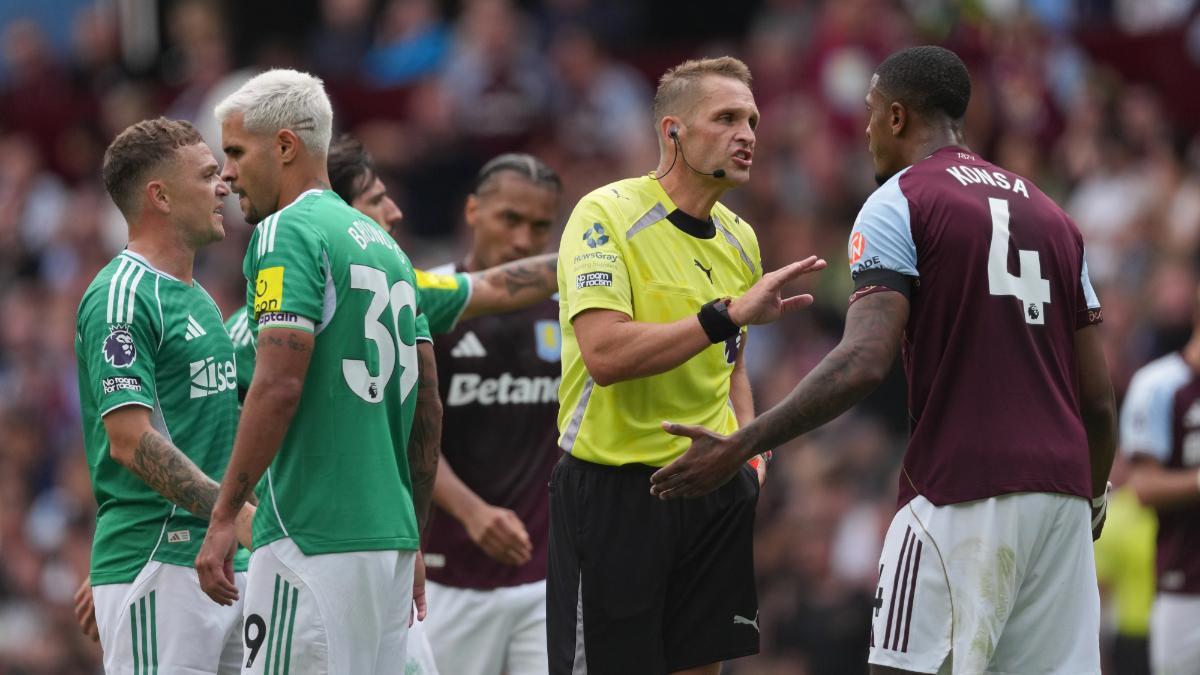 Ezri Konsa fue expulsado por derribar a un rival siendo el último defensor