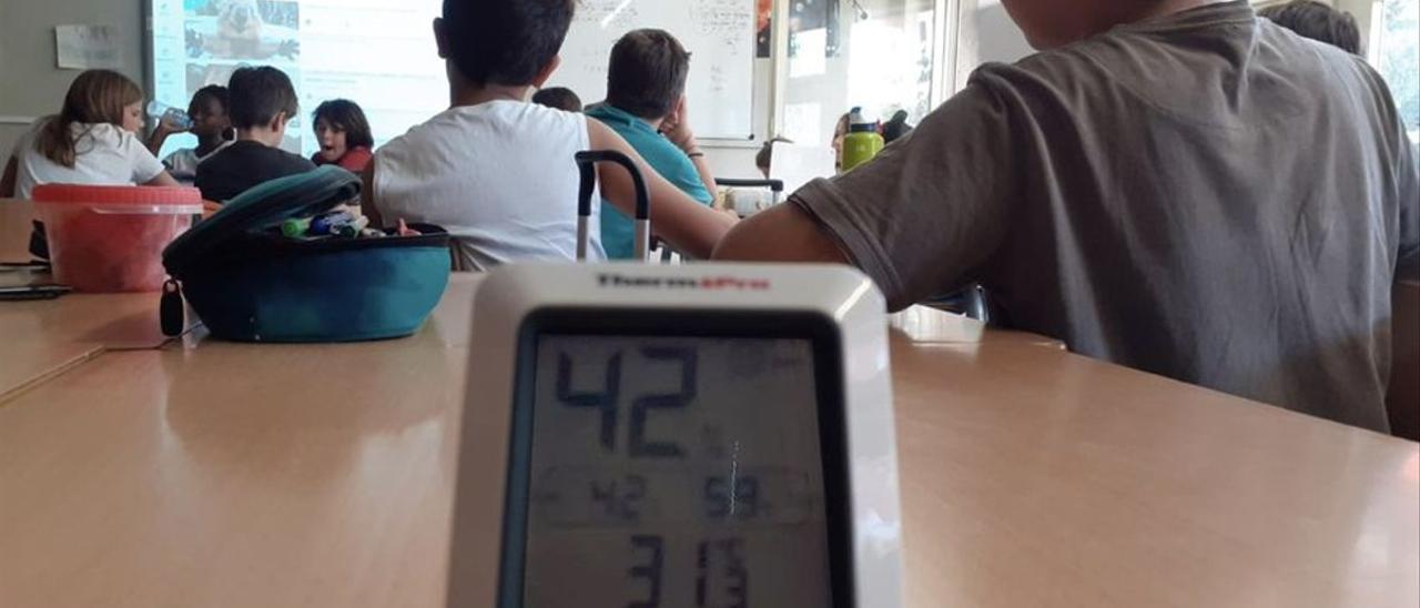 El termómetro de un aula de la escuela Lavínia de Barcelona marca 31,5ºC a las 10.00 de la mañana.