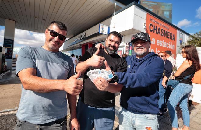 Colas en La Chasnera, la gasolinera de la suerte