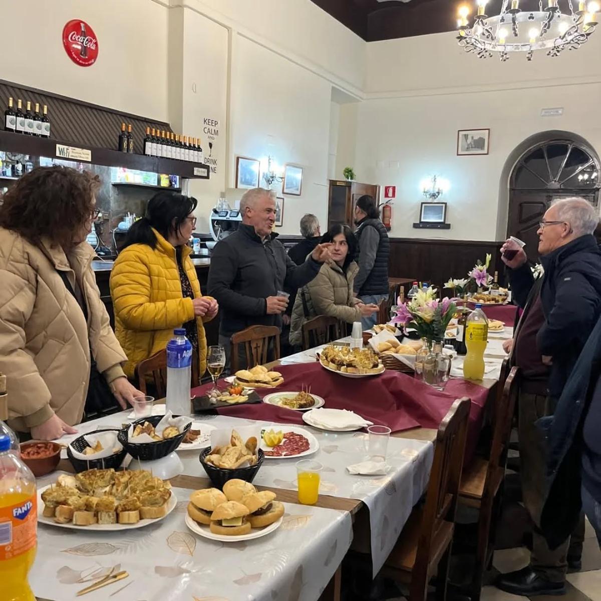 Otra foto de la bienvenida a los nuevos gestores.