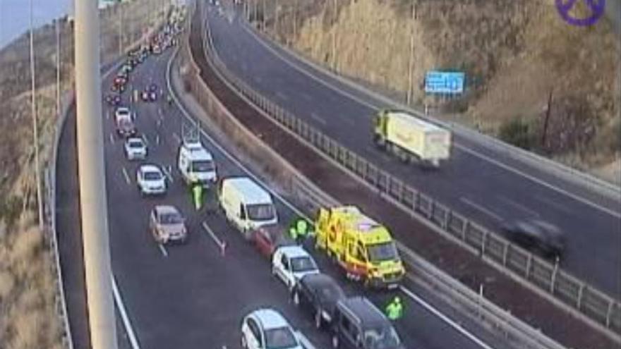 Un choque en cadena colapsa la autopista del sur de Tenerife