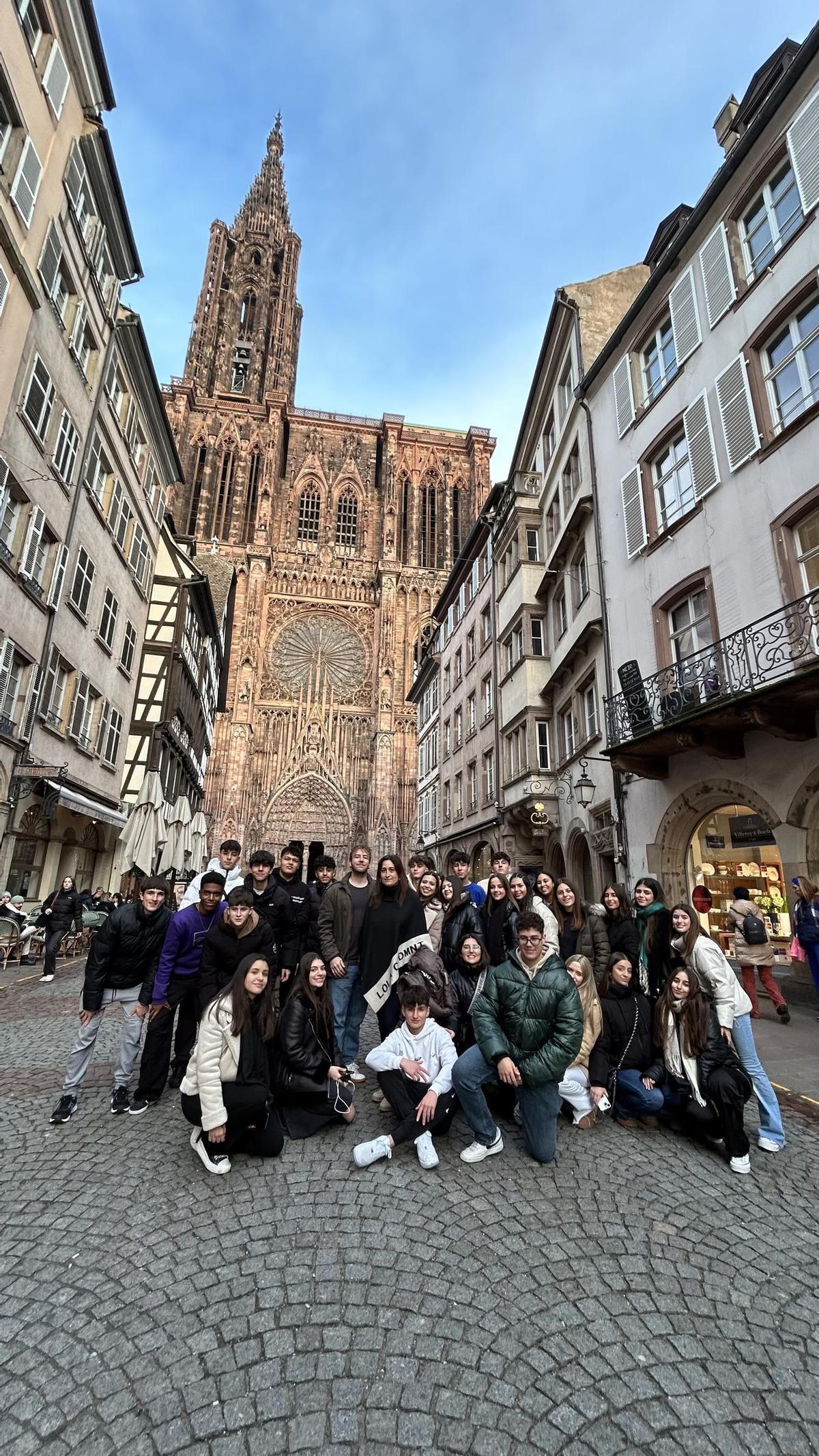El grupoM durante el recorrido por el centro, con la catedral de Estrasburgo al fondo.