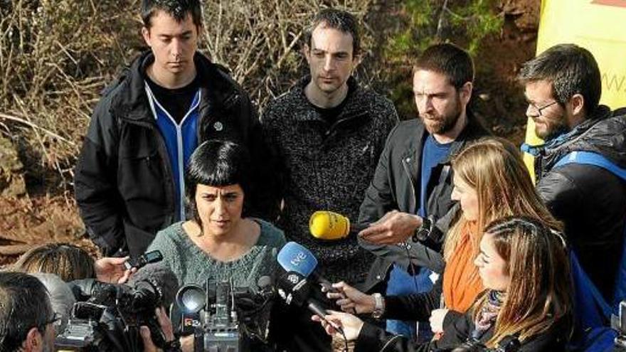 Anna Gabriel parlant, i al darrere per l&#039;esquerra, Junyent, Carné i Cáliz, ahir al torrent de Soldevila de Sallent