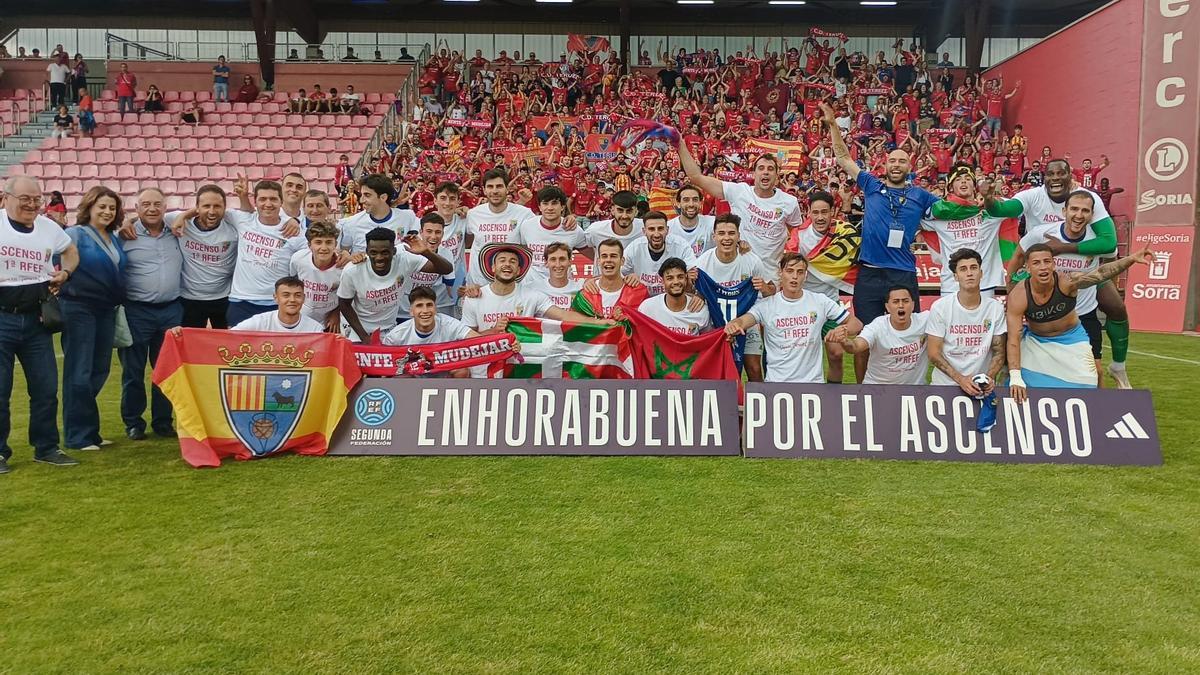 Los jugadores del Teruel celebran el ascenso en Los Pajaritos