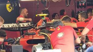 Los mecánicos de Ferrari trabajan en el coche de Sainz, accidentado en los Libres 3