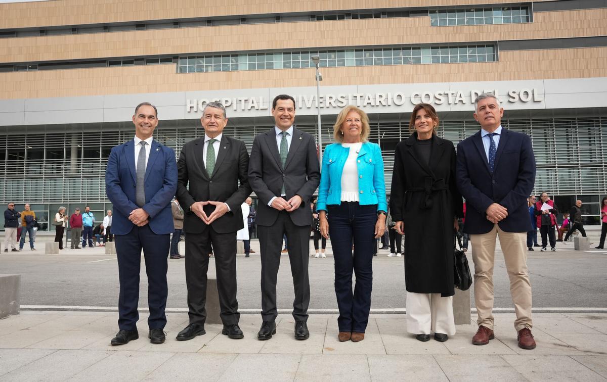 El presidente de la Junta de Andalucía, Juanma Moreno (3i), junto al consejero de Sanidad, Presidencia y Emergencias, Antonio Sanz (2i), posa en una foto al inicio del acto inaugural de las nuevas instalaciones del Hospital Universitario Costa del Sol.