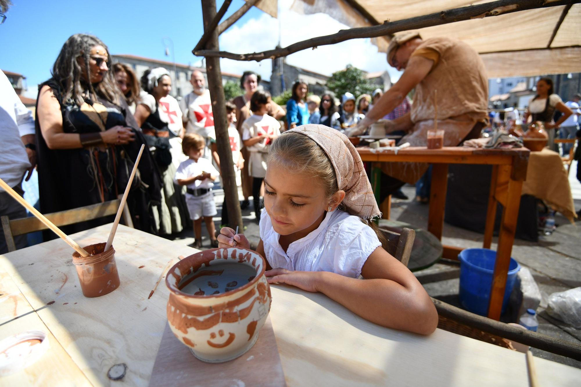 Cortesanos, bufones, damas y caballeros celebran el retorno de su señor: la Feira Franca anima Pontevedra