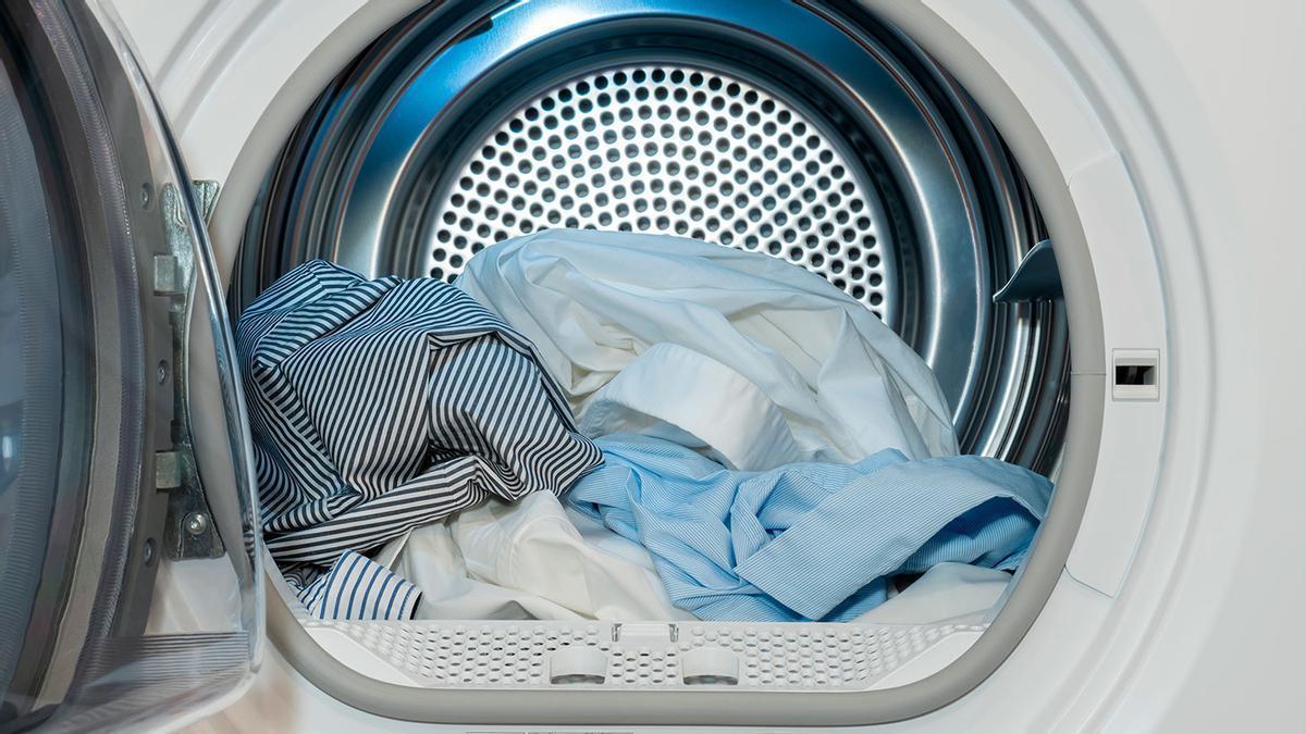 El cubito de agua que debes poner en la secadora para no tener que planchar las camisas o las sábanas