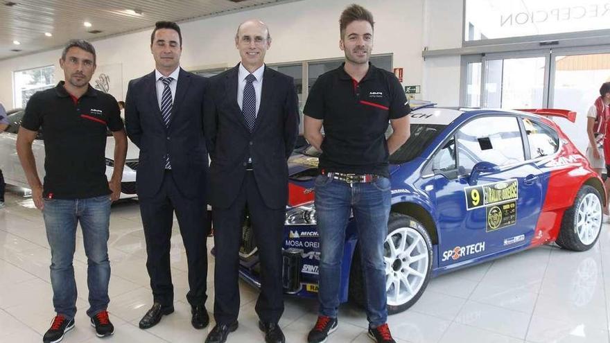 José Antonio Suárez, Cohete, y su copiloto, Cándido Carrera, de Peugeot Sport, posan con el 208 R5 y responsables de Mosa Ourense. // J. R.