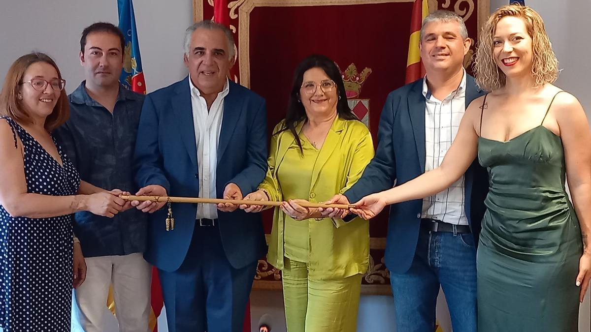 El nuevo equipo de gobierno de la Vilavella, en el que Carmen Navarro (IxLV) será alcaldesa los dos primeros años y Javier Mechó (PP) los dos últimos.