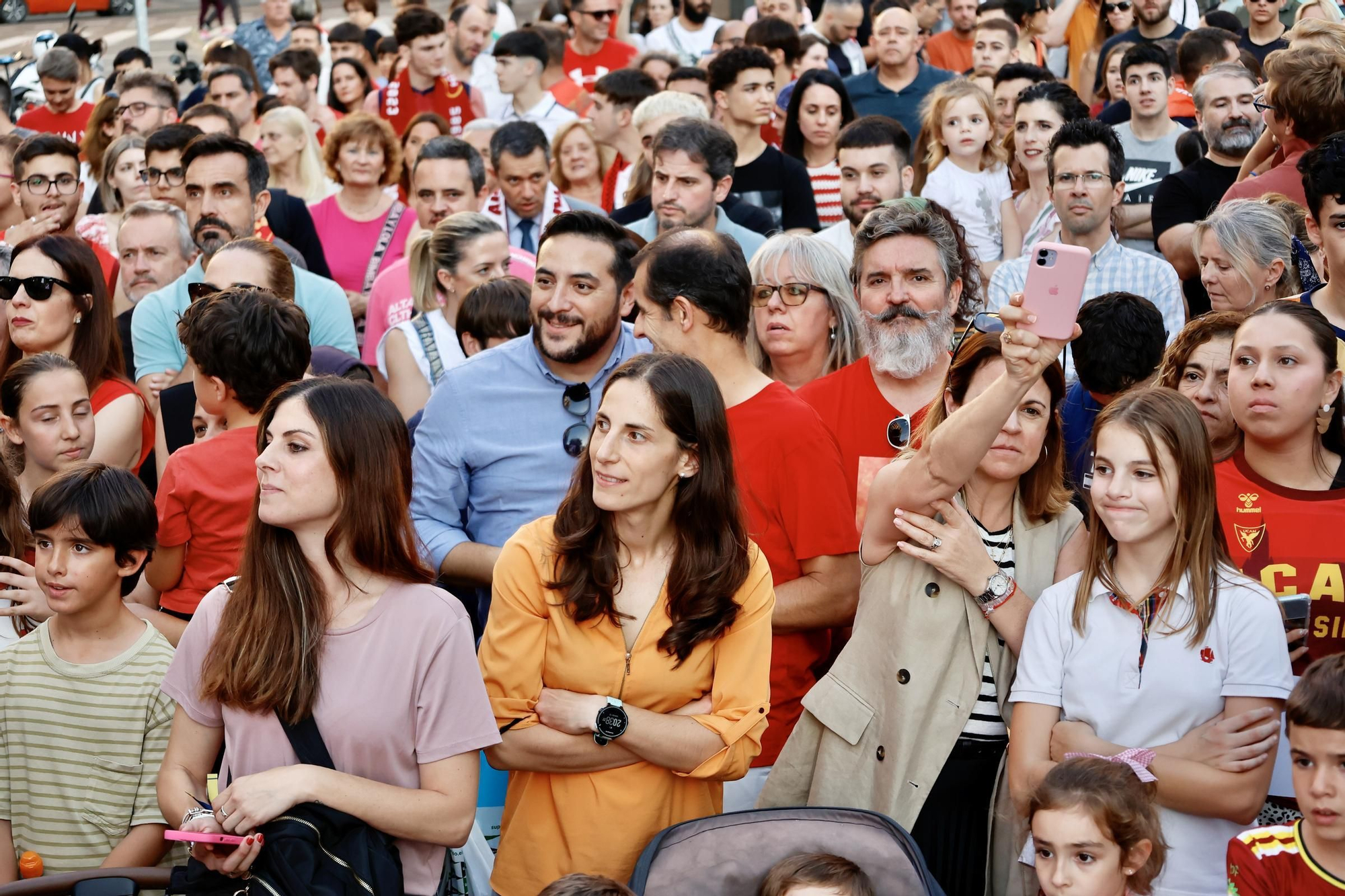 La fiesta del UCAM Murcia con su afición en las calles de Murcia, en imágenes