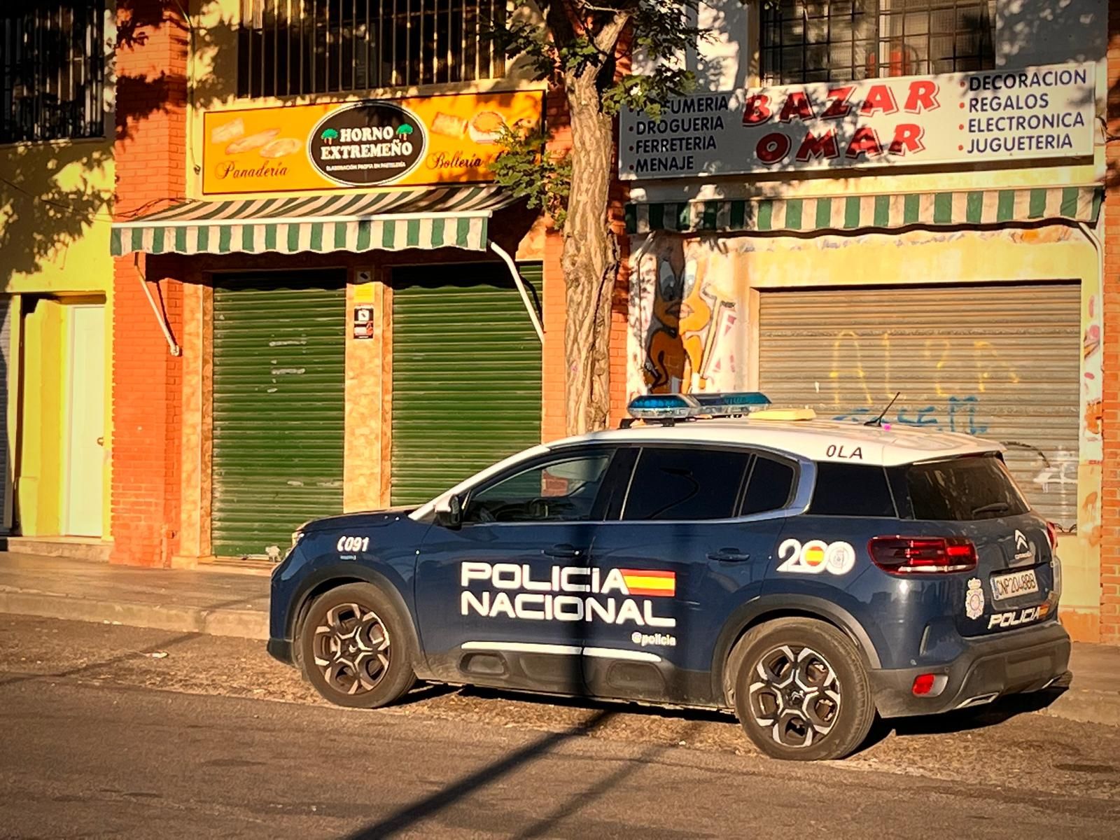 Uno de los vehículos policiales que custodian la panadería Horno Extremeño, en Suerte de Saavedra.