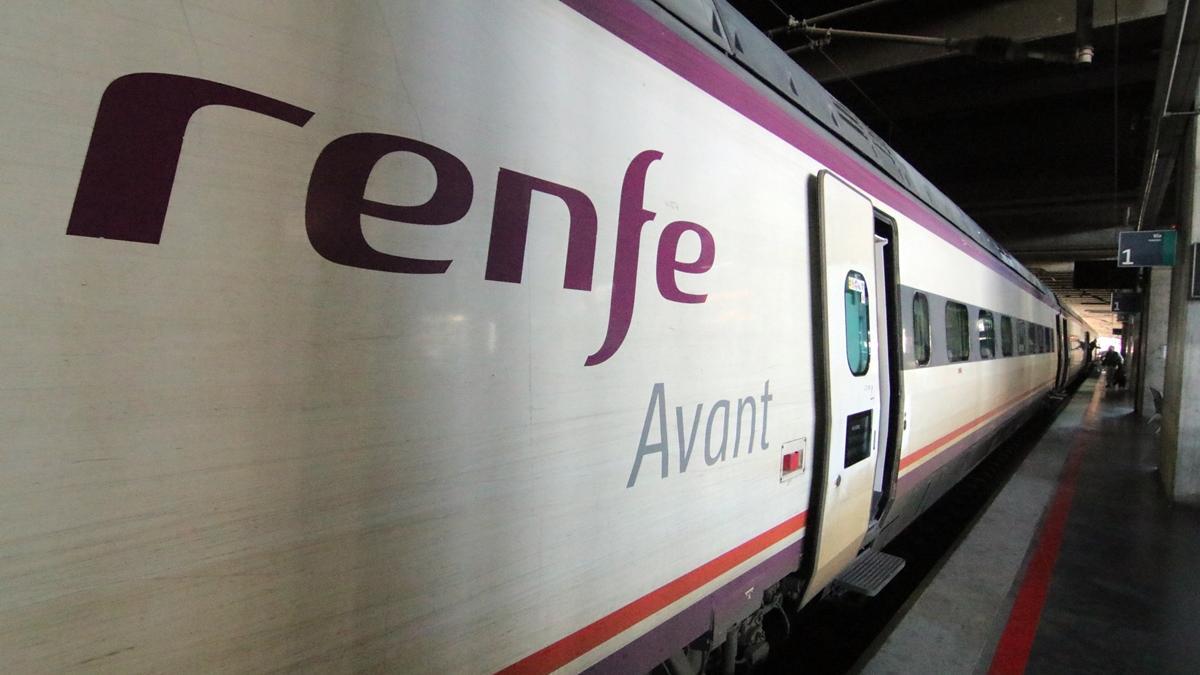 Uno de los trenes Avant de Renfe en la estación de Córdoba.