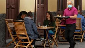 zentauroepp53380633 grafcan5221  la laguna  tenerife   11 05 2020   un camarero 200517151141