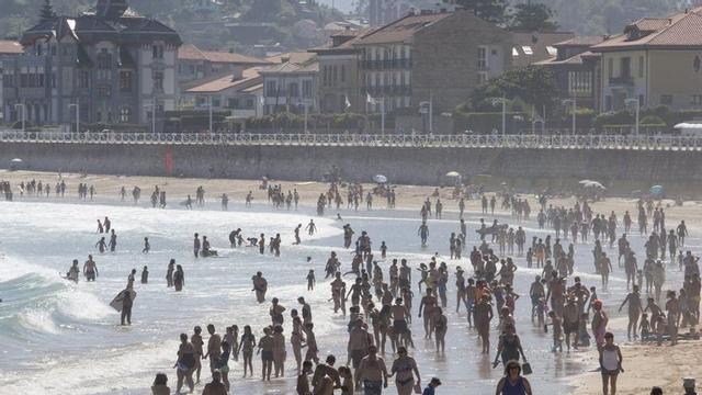Bañistas en la playa de Santa Marina de Ribadesella, en una imagen de archivo.