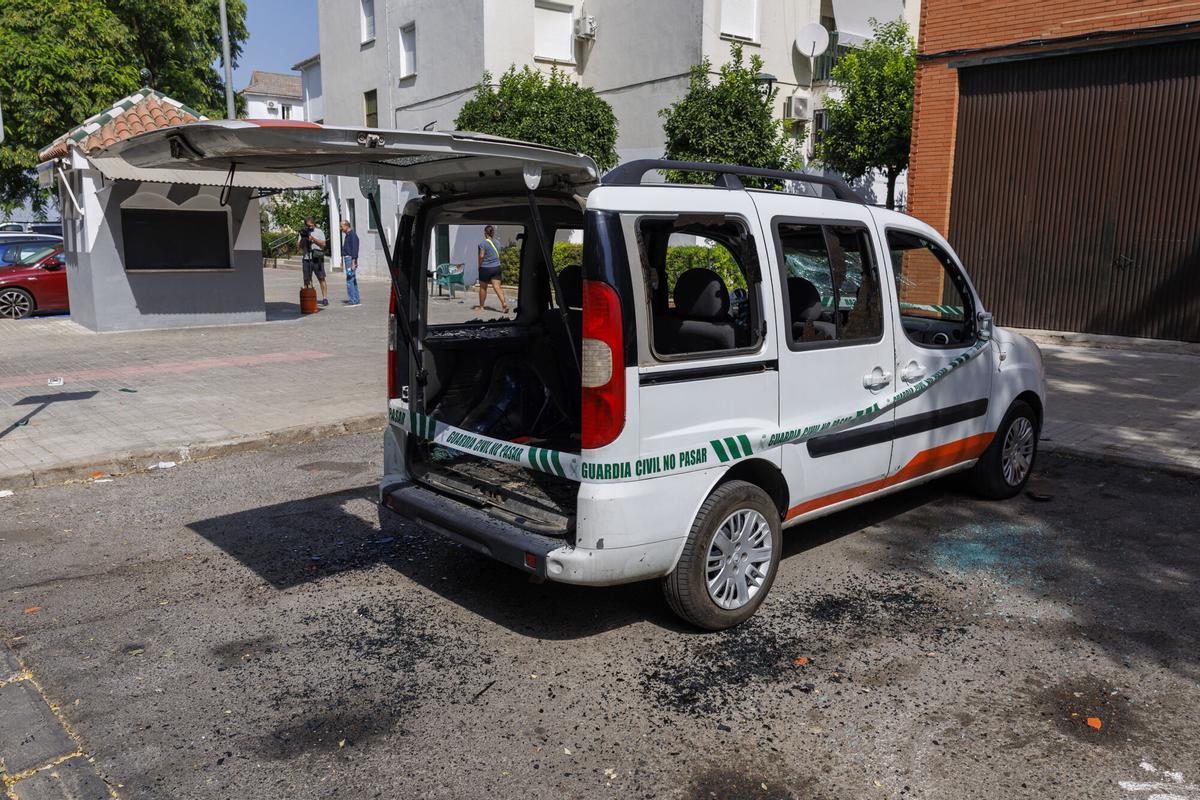 GRAFAND3374. UTRERA (SEVILLA), 16/08/2026.- Uno de los vehículos implicados en un tiroteo ocurrido anoche en la Barriada del Tinte en Utrera (Sevilla), hecho por el cual la Guardia Civil ha abierto una investigación por un presunto delito de homicidio con arma de fuego después de que un hombre de 45 años haya fallecido tras recibir varios impactos de bala en el torso. EFE/ Julio Muñoz